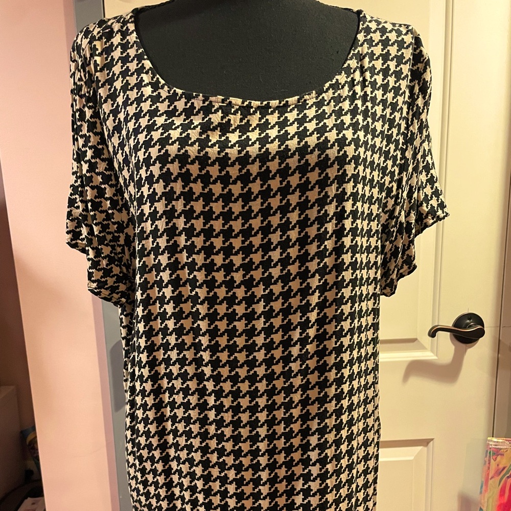 Short sleeve blouse.
